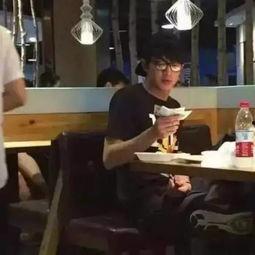 吃火锅偶遇明星网红视频,现场互动引网友热议