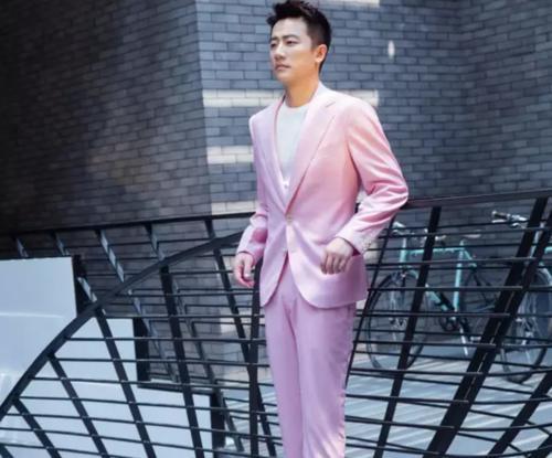 男装套装明星网红是谁,男装套装的明星网红风采