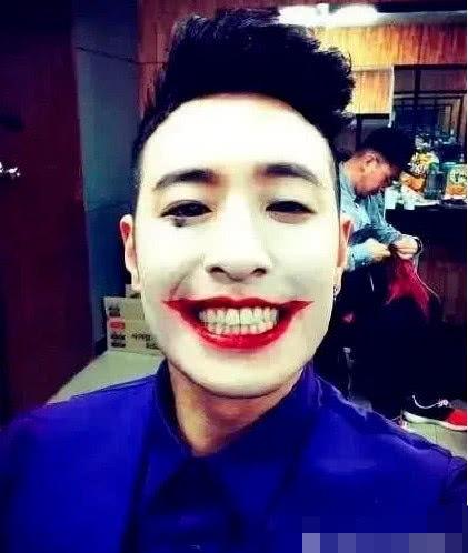 明星网红小丑面具叫什么,揭秘网红小丑面具背后的明星效应