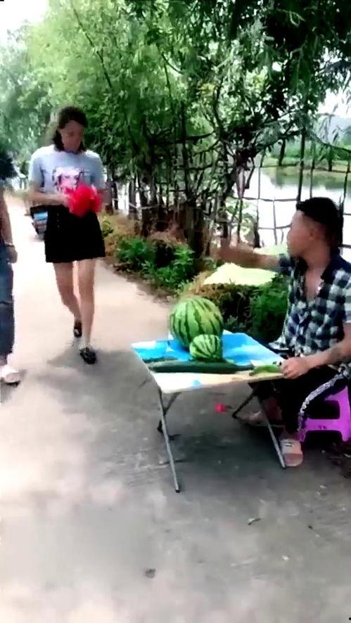 今日农村卖瓜视频播放,农村卖瓜视频播放量惊人，揭秘乡村电商新趋势