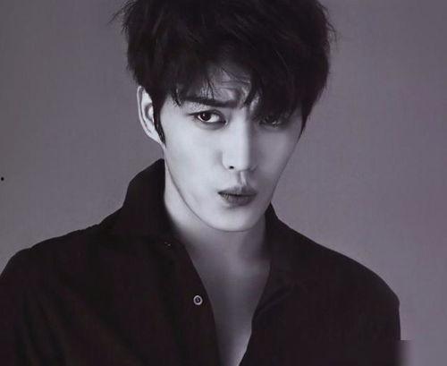 得新冠的明星网红,病痛中的公众形象与粉丝关怀