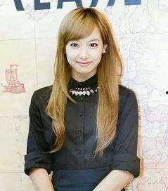 明星网红走在街上跳舞,明星网红的舞蹈魅力瞬间