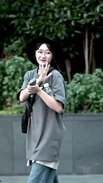 明星网红走在街上跳舞,明星网红的舞蹈魅力瞬间