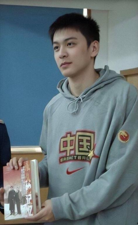 打篮球的男生明星网红,篮球场上的明星网红风采